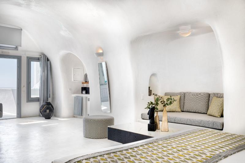 Junior Suite with Outdoor Heated Plunge Pool with Jets image 4