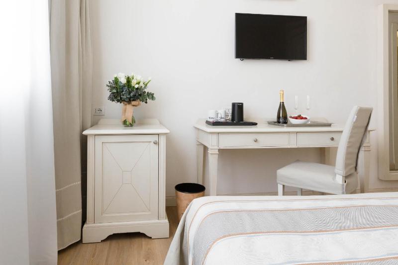 Double or Twin Room image 3