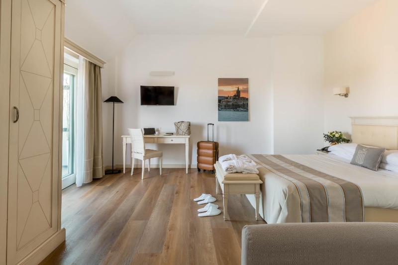 Junior Suite with Balcony image 3