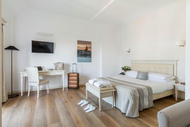 Junior Suite with Balcony image 1