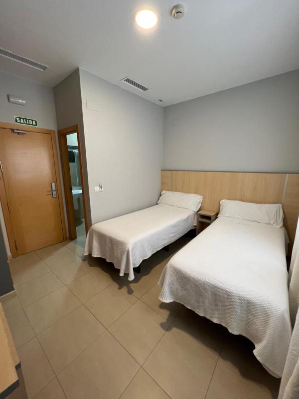 Twin Room image 2