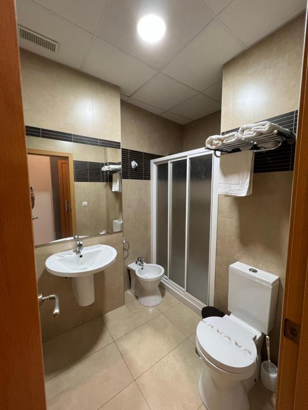 Twin Room image 4