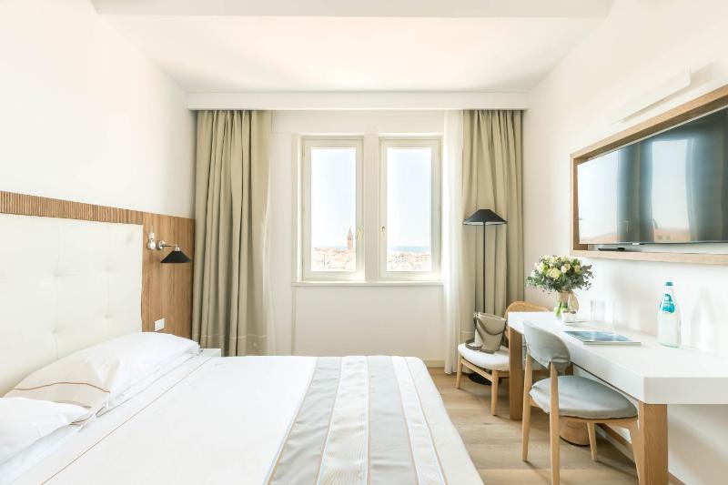 Superior Double or Twin Room with Sea View image 3