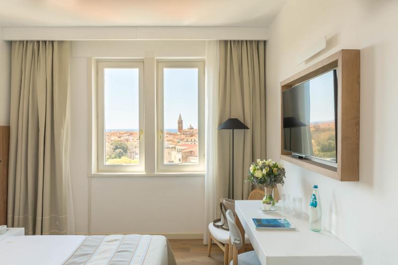 Superior Double or Twin Room with Sea View image 2