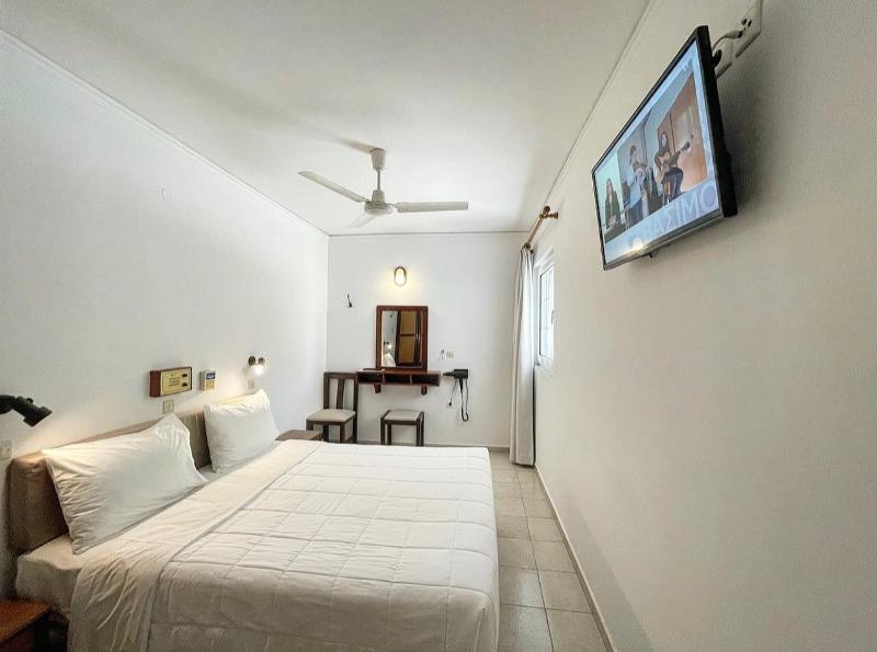 Economy Twin Room image 3