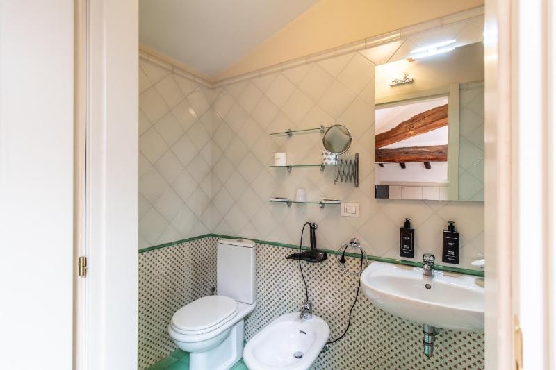 Double Room image 3