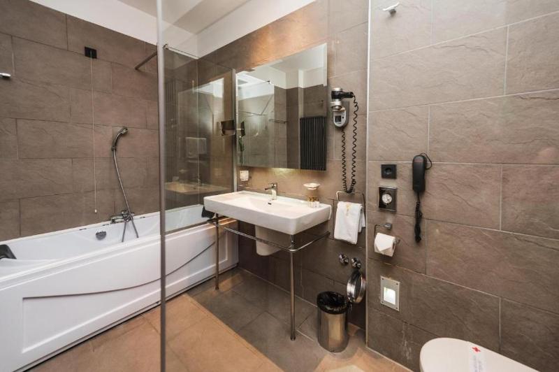 Standard Double Room image 3