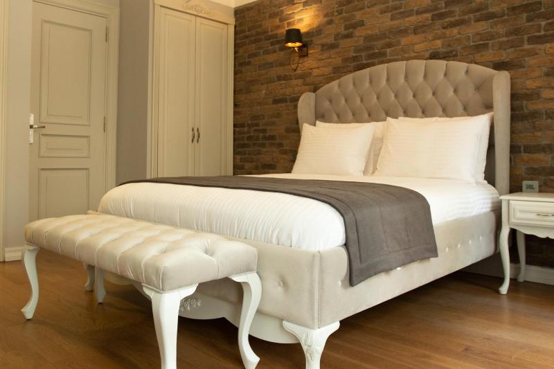 Deluxe Queen Room image 1