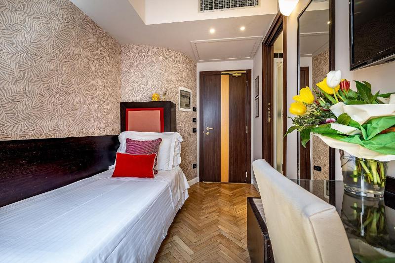 Single Room with Balcony and View image 4