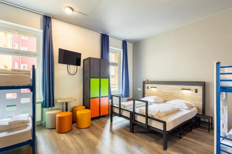 Six-Bed Room image 4