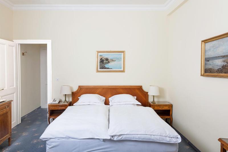 Standard Single Room with Lake View image 3