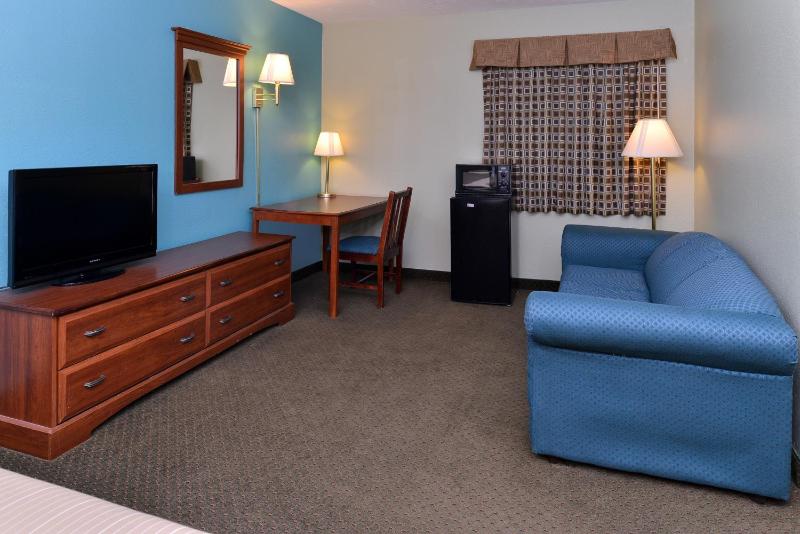 Queen Room with Two Queen Beds - Non-Smoking image 4