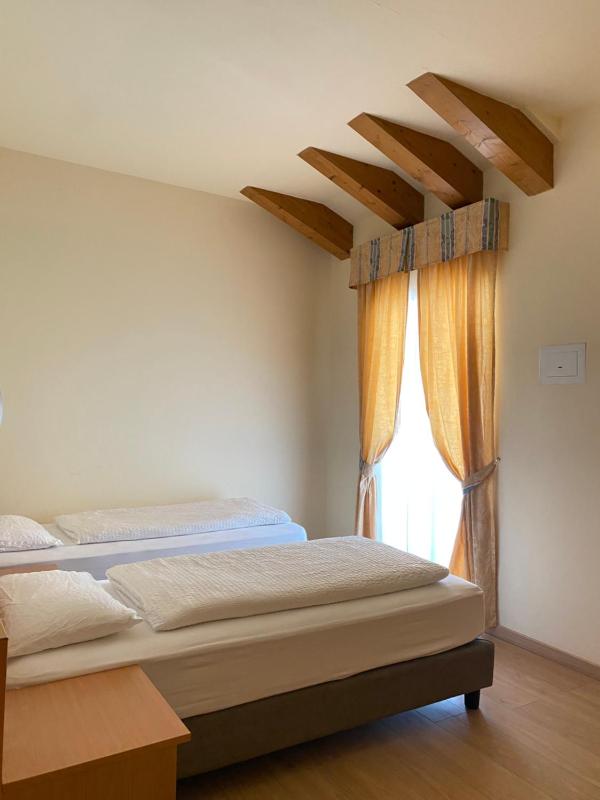 Twin Room with Bathroom image 1