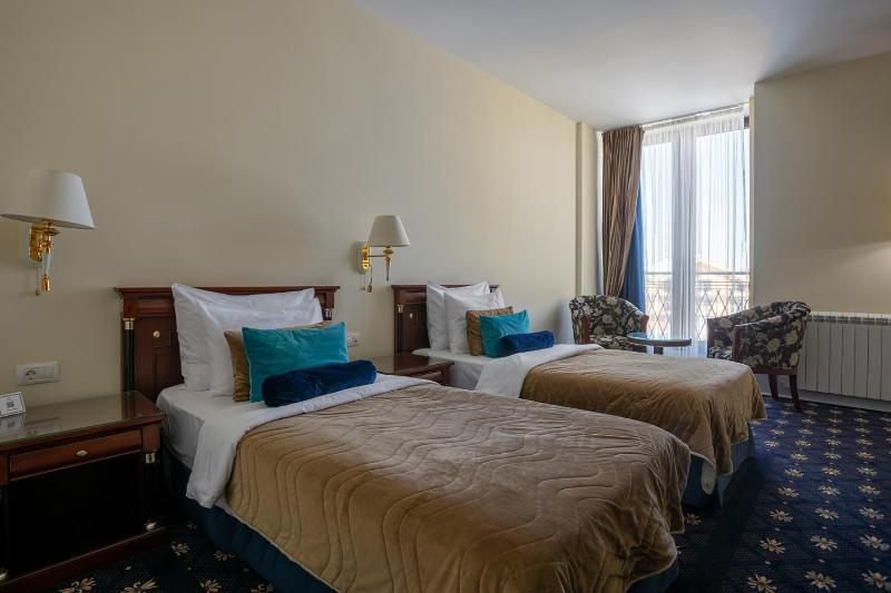 Twin Room image 3