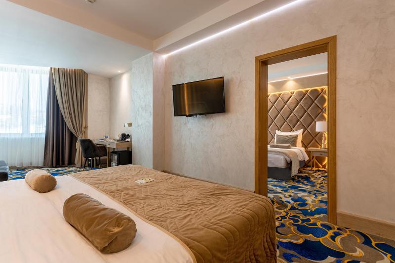 Superior King Suite image 3
