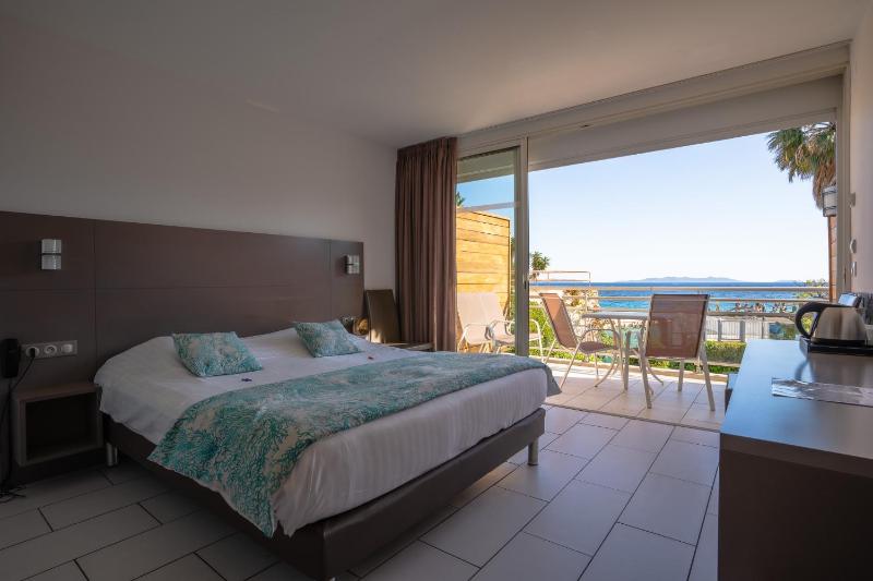 Family Room with Sea View image 3