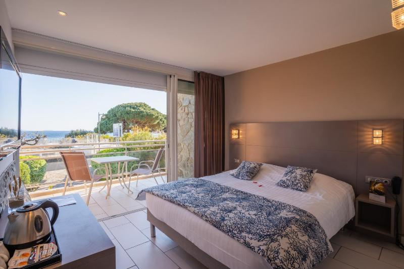 Deluxe Double Room with Balcony and Sea View image 4