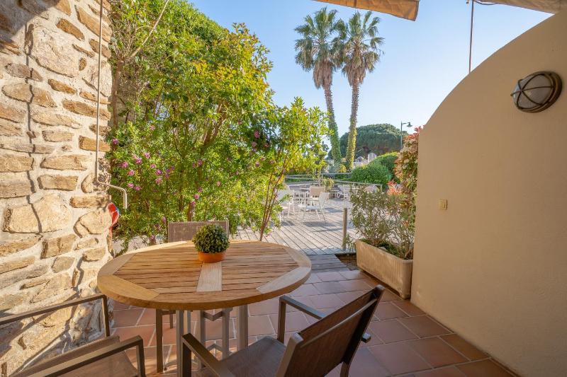 Family Room with Garden View image 4
