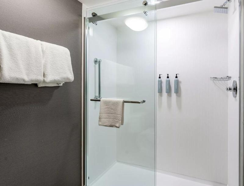 King Room with Sofa Bed and Adapted Tub - Mobility and Hearing Accessible image 3