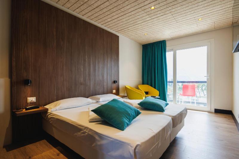 Superior Double Room with Lake View image 3