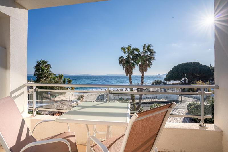 Deluxe Double Room with Balcony and Sea View image 3