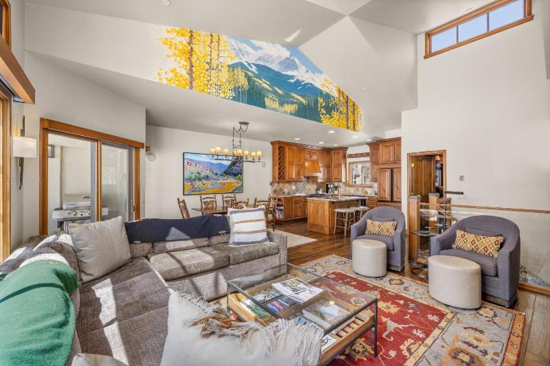 3BR 35BA Townhome Steps to Beaver Creek Village & Lifts - image 5