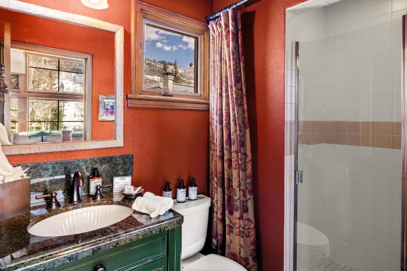 3BR 35BA Townhome Steps to Beaver Creek Village & Lifts - image 17