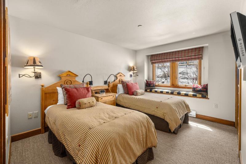 3BR 35BA Townhome Steps to Beaver Creek Village & Lifts - image 29