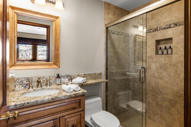 3BR 35BA Townhome Steps to Beaver Creek Village & Lifts - image 4