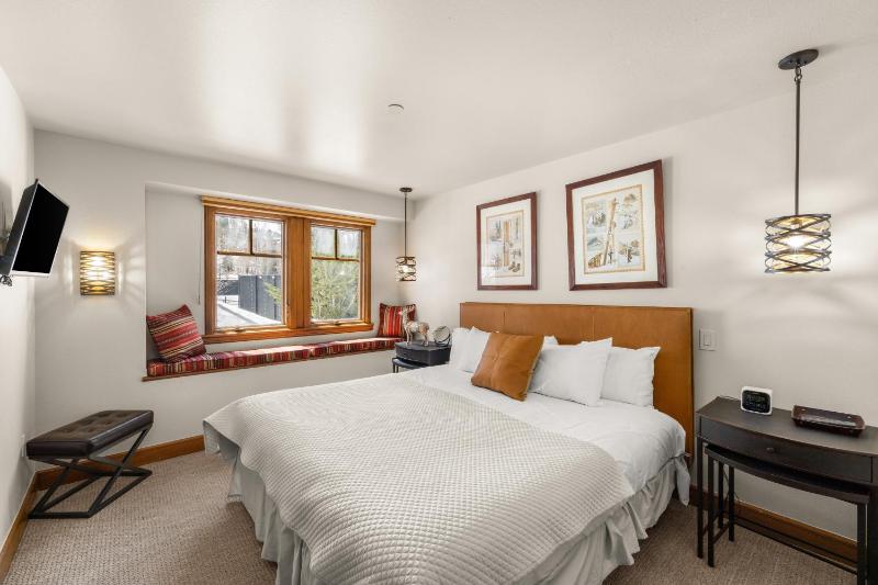 3BR 35BA Townhome Steps to Beaver Creek Village & Lifts - image 2