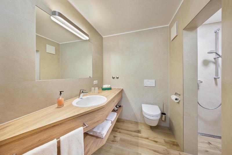 Deluxe Double Room image 3