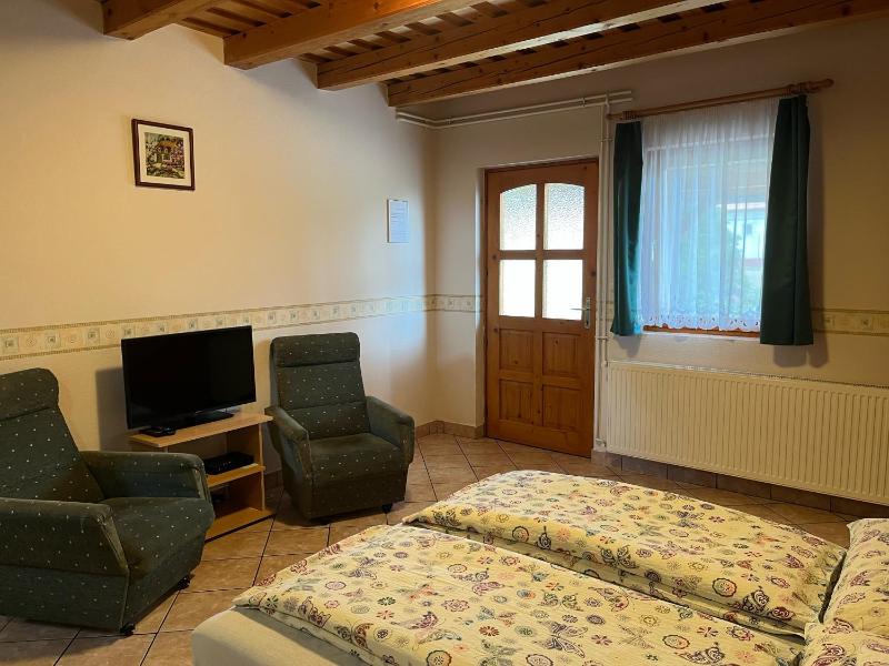 Studio (2 Adults) image 3