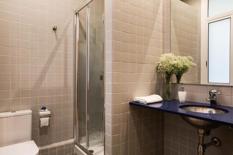 Double Room with Extra Bed and Shared Bathroom image 2