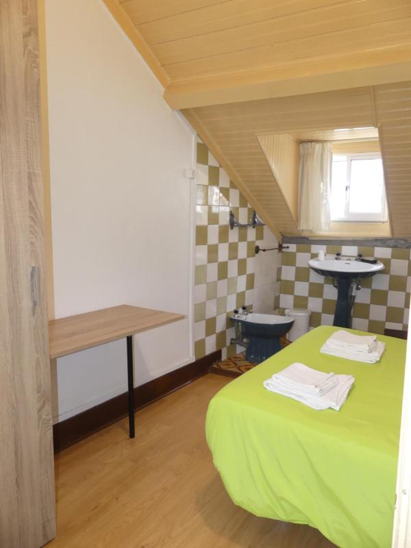 Single Room with Shared Bathroom image 2