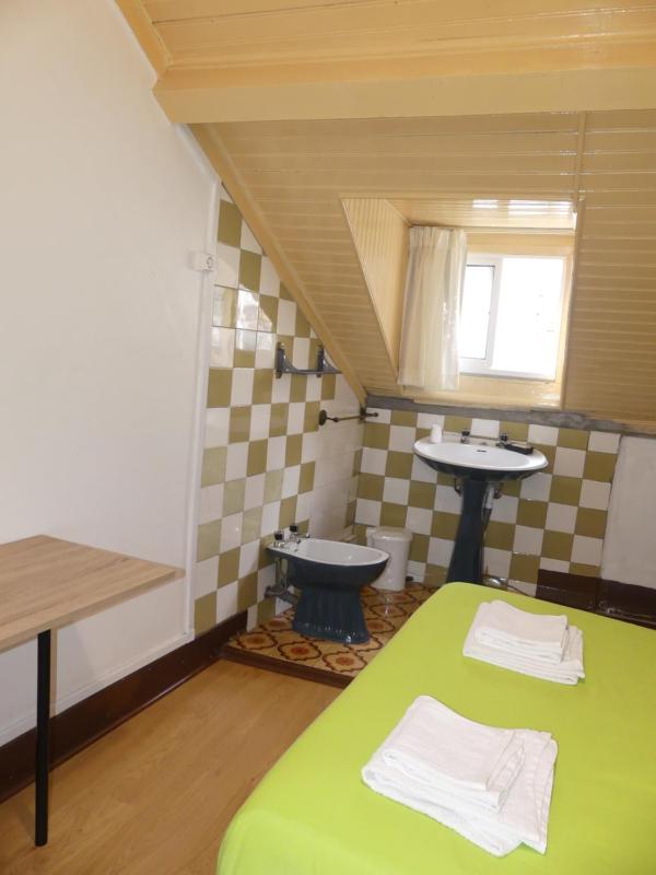 Single Room with Shared Bathroom image 3