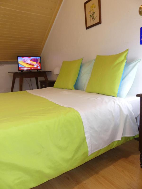 Single Room with Shared Bathroom image 4