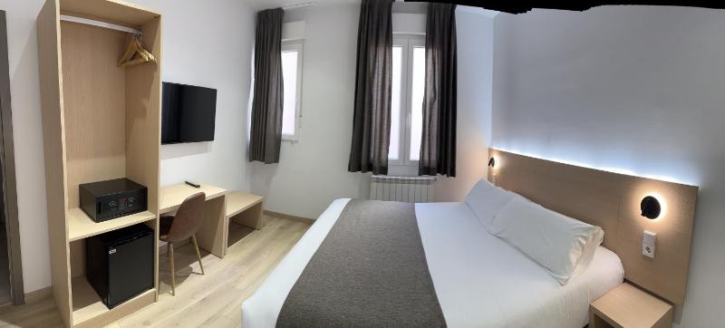 Double Room with Balcony image 3