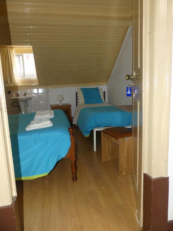 Triple Room with Shared Bathroom image 3