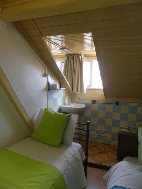 Twin Room with Shared Toilet image 3