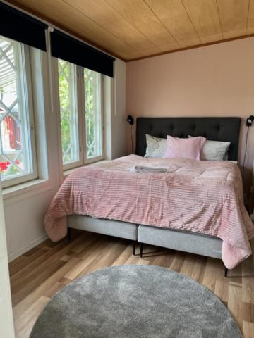 Double Room - No Pets image 2