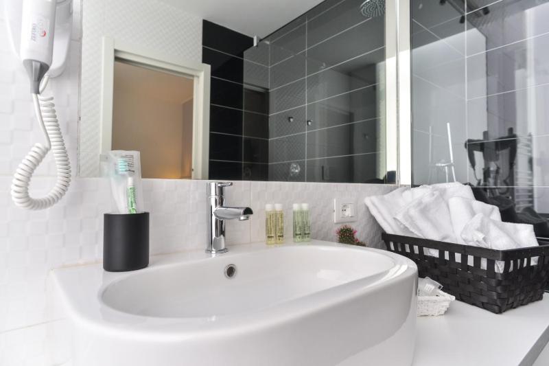 Superior Double Room image 4