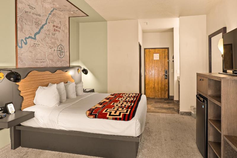 Standard King Room image 4