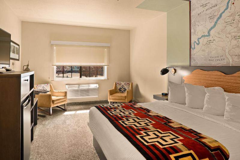 Standard King Room image 3