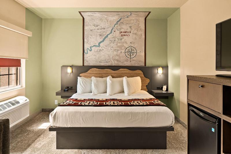 Standard King Room image 4