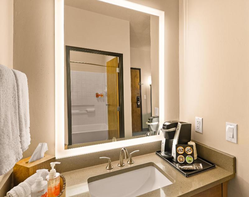 Standard King Room image 3