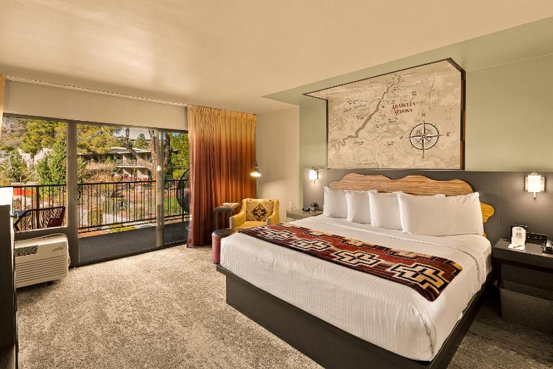 Premium Courtyard King View Room image 1