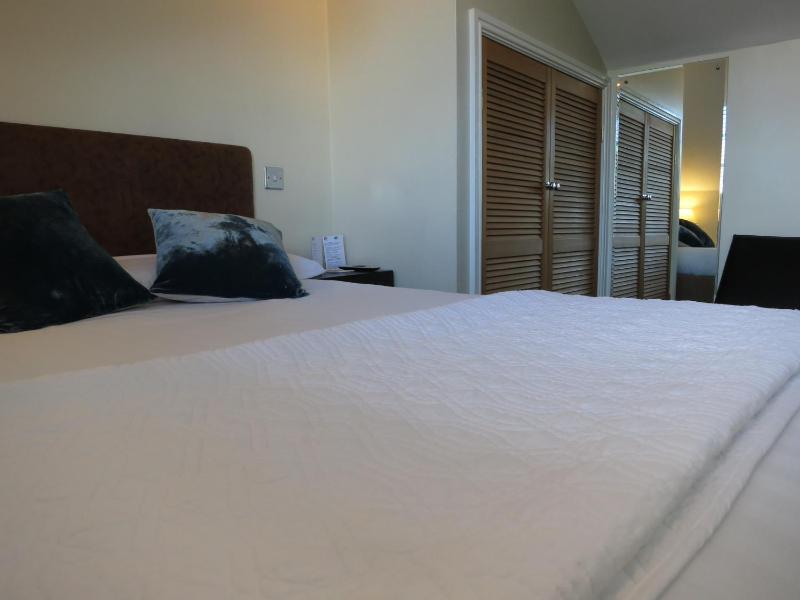 Small Double Room image 4