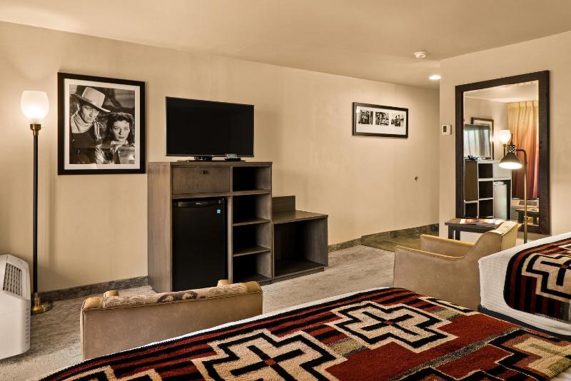 Premium Courtyard 2 queen Partial View Room image 3