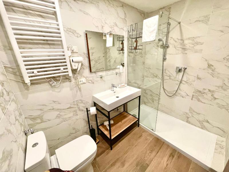 Junior Suite with Canal View image 4