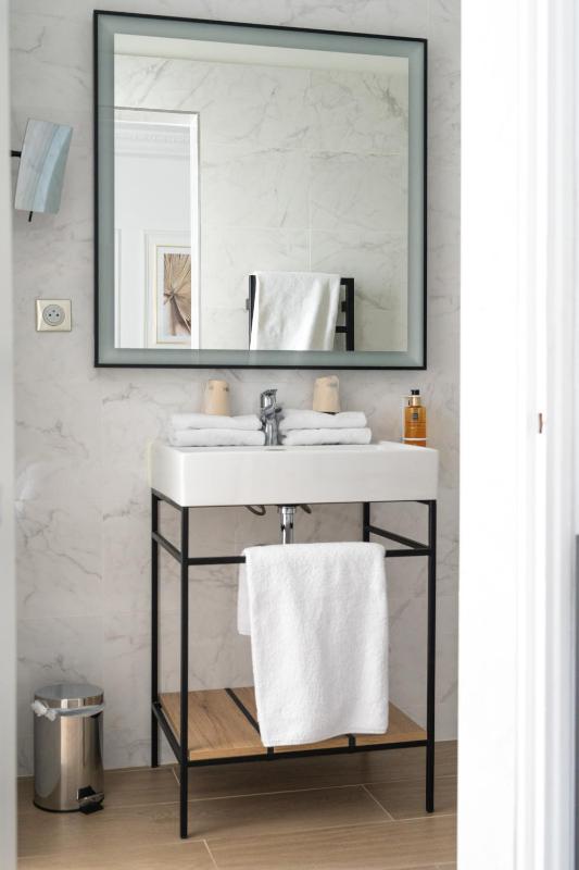 Classic Queen Room with Air Condition image 4